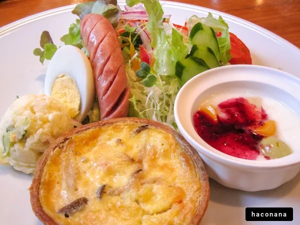 朝食プレートの盛り付け