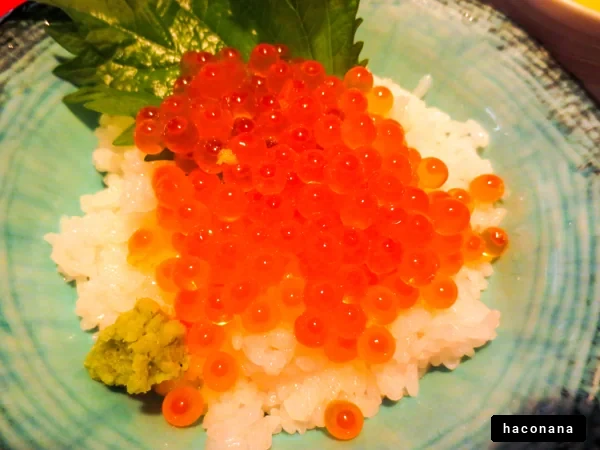 新鮮なイクラ丼とご飯