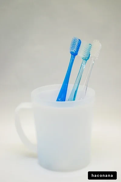 歯ブラシが入ったカップ