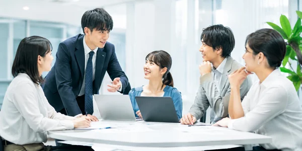 オフィスでのチームミーティング