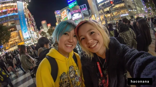 繁華街での友人との笑顔