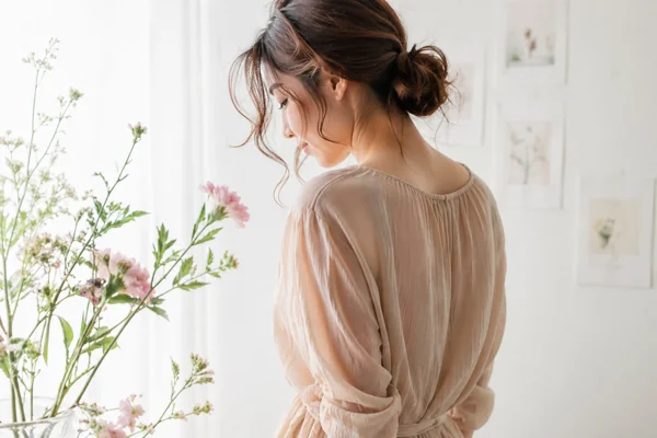 花と女性のナチュラルポートレート