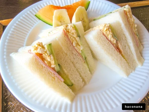 サンドイッチとフルーツ