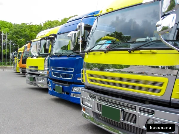 カラフルなトラックの列