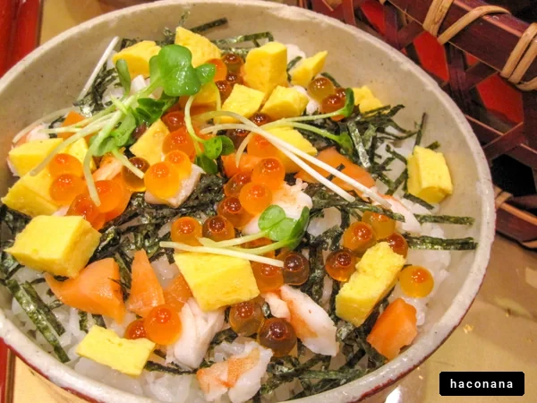 豪華な海鮮丼の盛り付け