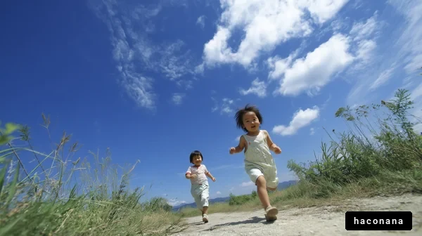 青空の下で走る子供たち