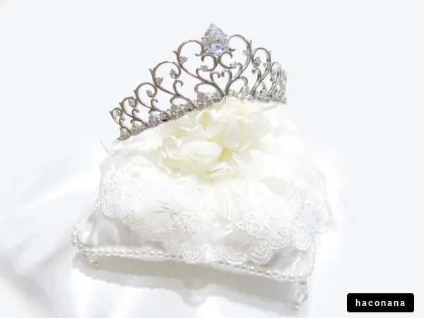 美しいティアラと花