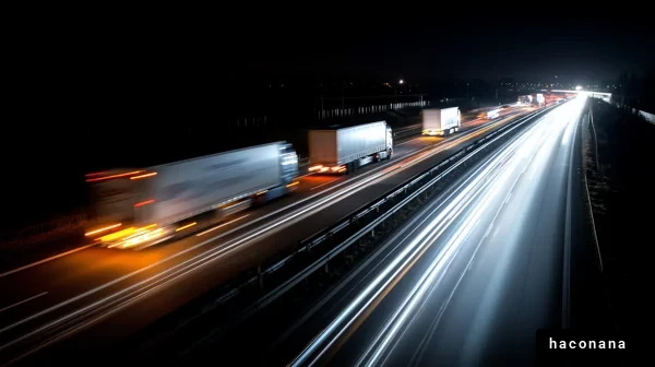 夜の高速道路でのトラック