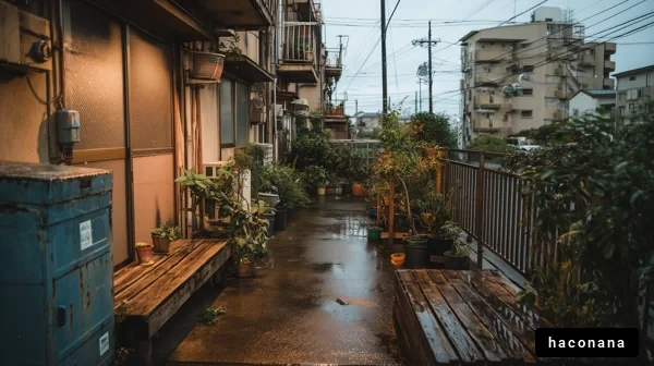 雨に濡れたアパートの通路