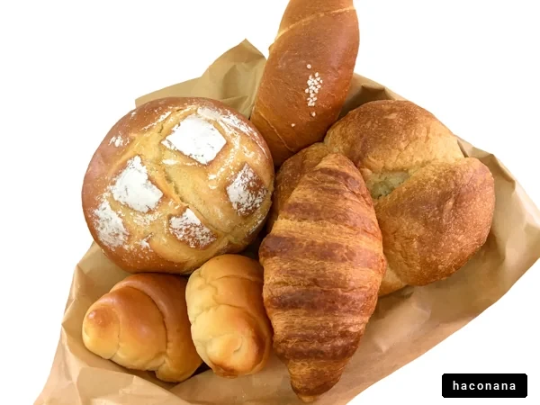 焼きたてのパンの盛り合わせ