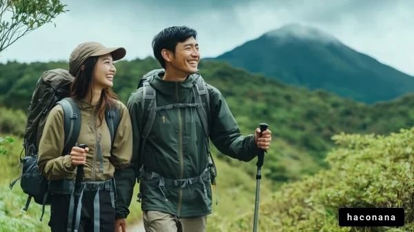 ハイキングを楽しむカップル