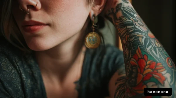 タトゥーとアクセサリーの女性