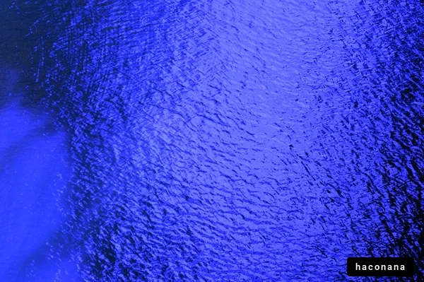 青い水面の光景