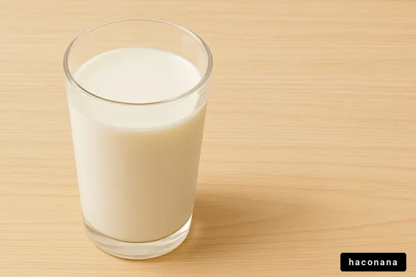 透明なグラスの牛乳