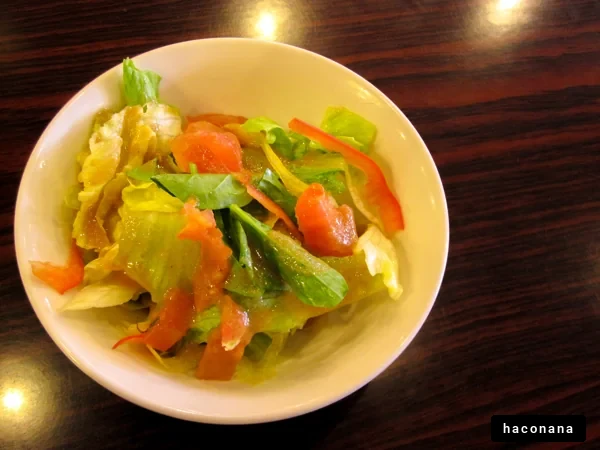 新鮮なサラダの盛り付け