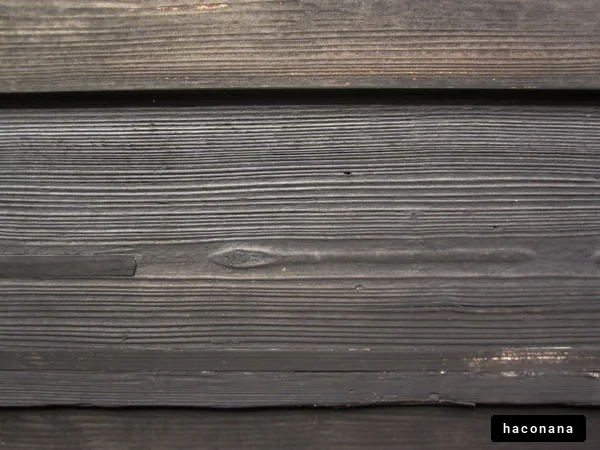 木目が美しい黒い板