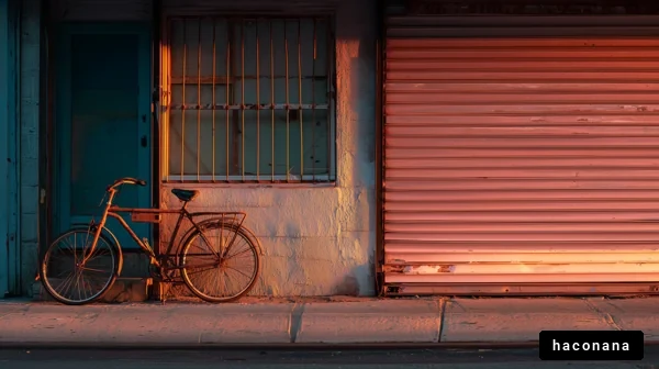 夕暮れの自転車と壁