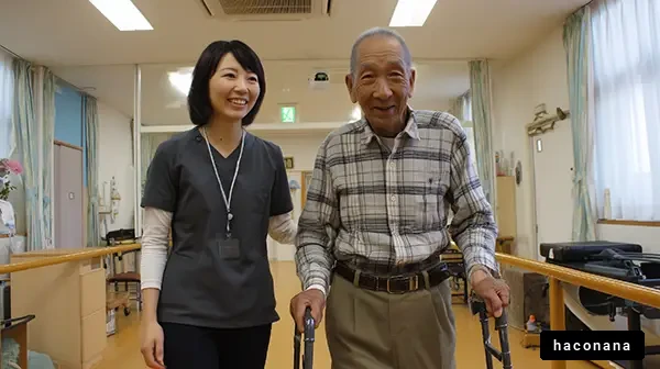 高齢者と介護スタッフの笑顔