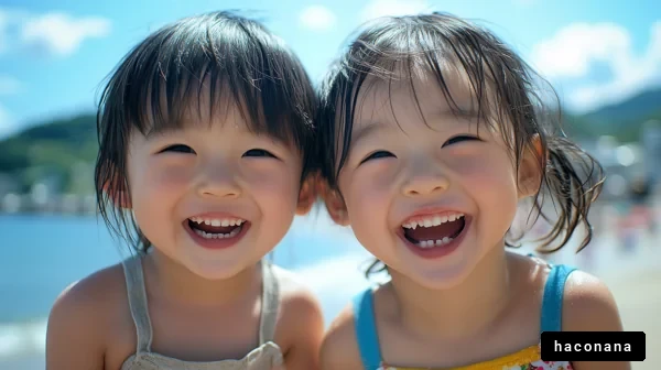 海で楽しく遊ぶ子供たち