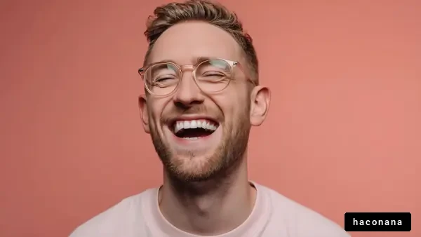 楽しげな笑顔の男性