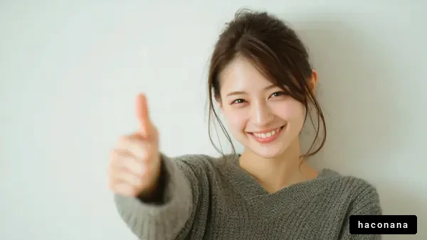 笑顔で親指を立てる女性