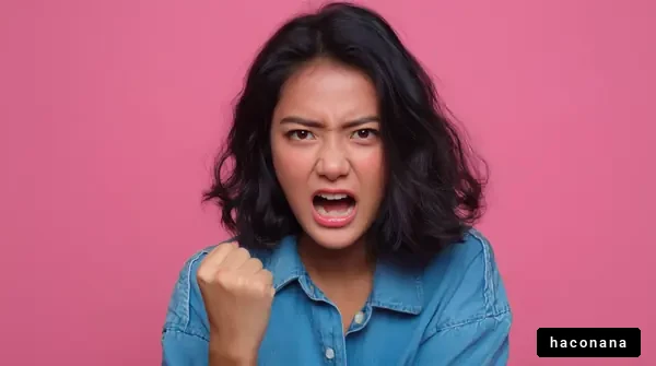 怒りの表情を見せる女性