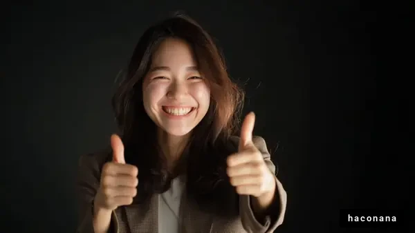 笑顔でサムズアップ