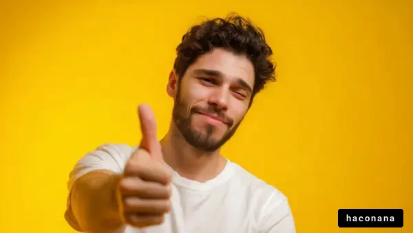 笑顔の男性と黄色い背景