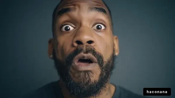 驚きの表情をした男性