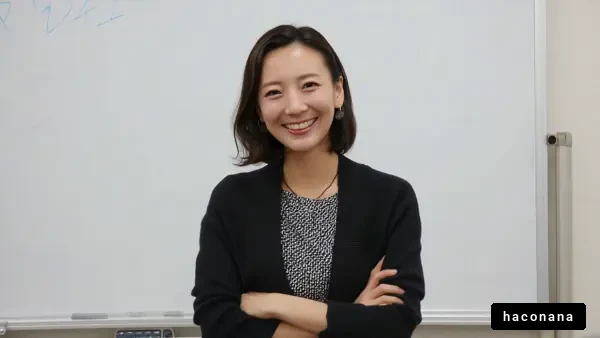 笑顔の女性とホワイトボード