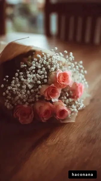 ピンクの花束と木製テーブル