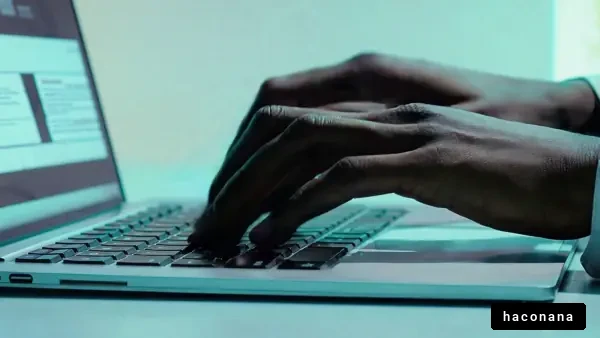 パソコンで作業する手