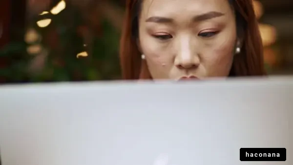 仕事に集中する女性