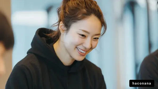 笑顔が素敵な女性