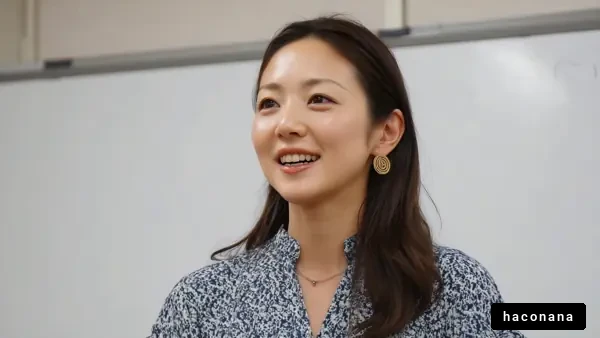 笑顔で話す女性の講演