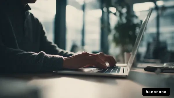 オフィスで作業する手元