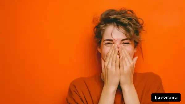 笑顔の女性とオレンジの背景