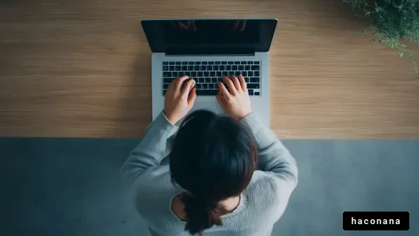 ノートパソコンを使う女性