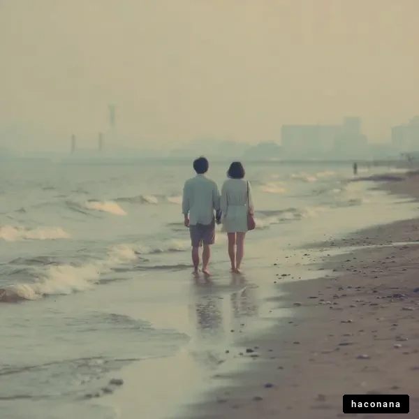 海辺を歩くカップル