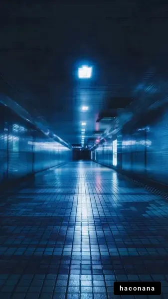 暗闇の中の青い通路