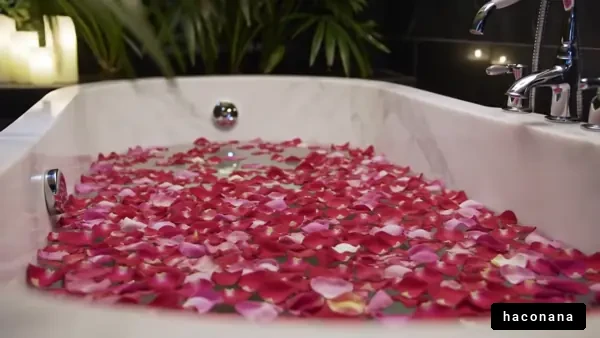 バラの花びらの入ったバスタブ