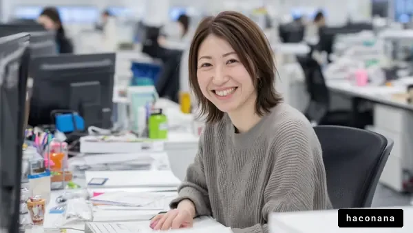 オフィスで働く女性の笑顔