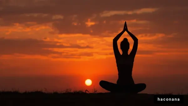 夕日とヨガのシルエット