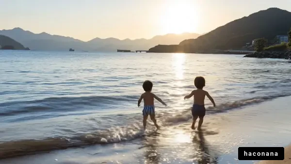 子供たちが海で遊ぶ夕日