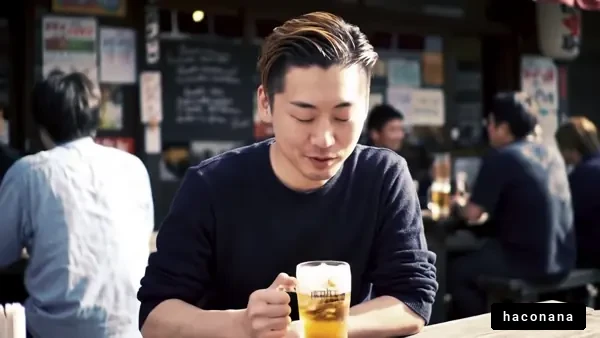 ビールを楽しむ若者