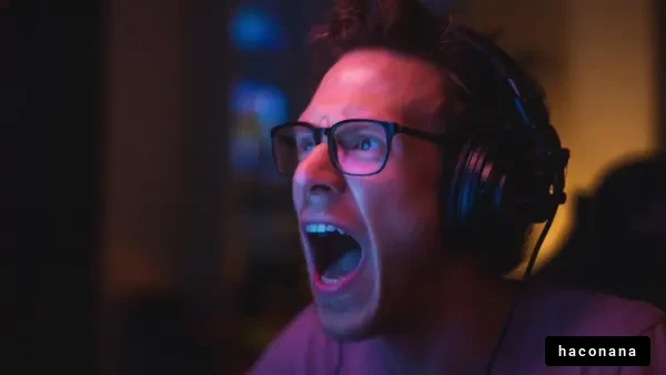 ゲームに熱中する男性