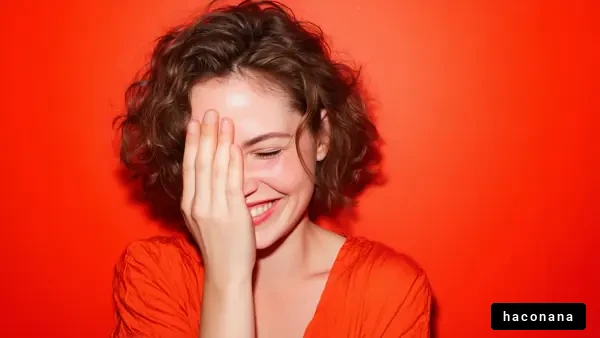 笑顔で隠れる女性