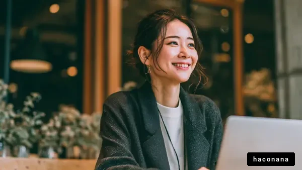 カフェで仕事をする女性