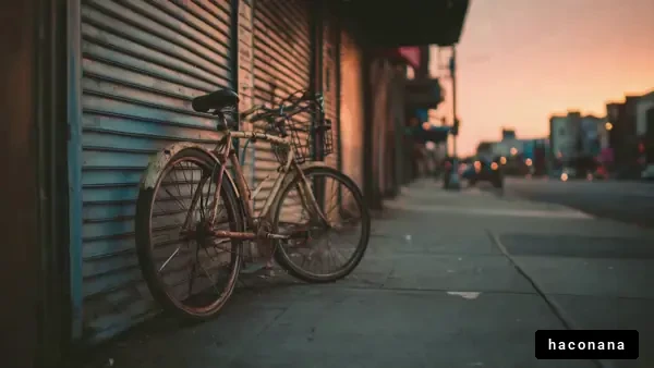 街角に停まる自転車