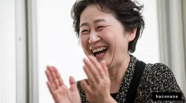 笑顔で楽しむ女性の姿